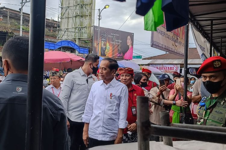 Presiden Joko Widodo (Jokowi) saat mengunjungi Pasar Rakyat Baturiti, Kabupaten Tabanan, pada hari kedua kunjungan kerjanya di Provinsi Bali, pada Kamis (2/2/2023). Kompas.com/ Yohanes Valdi Seriang Ginta
