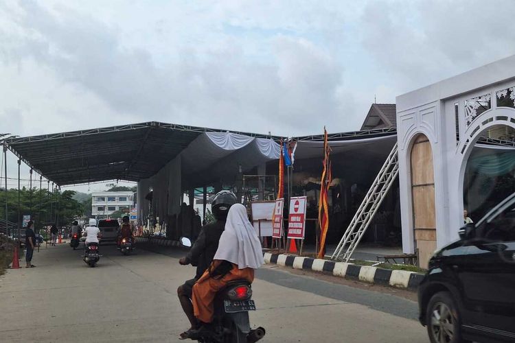 Penutupan Jalan Tiban Indah, Kelurahan Tiban Indah, Kecamatan Sekupang, Batam, Kepulauan Riau (Kepri) untuk acara pernikahan anak anggota DPRD Kepri, Irwansyah tuai protes dari warga pengguna jalan.