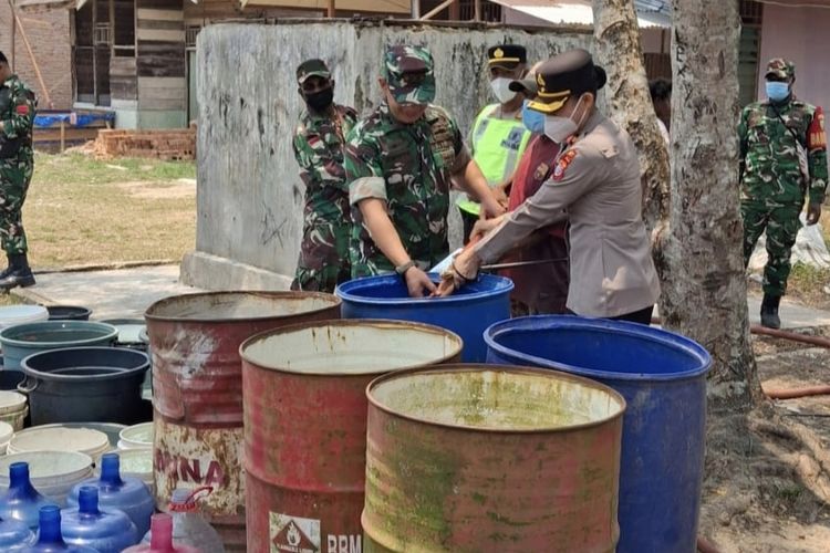 TNI-Polri Bantu Warga Terdampak Kabut Asap dan Krisis Air Bersih di Boven Digoel