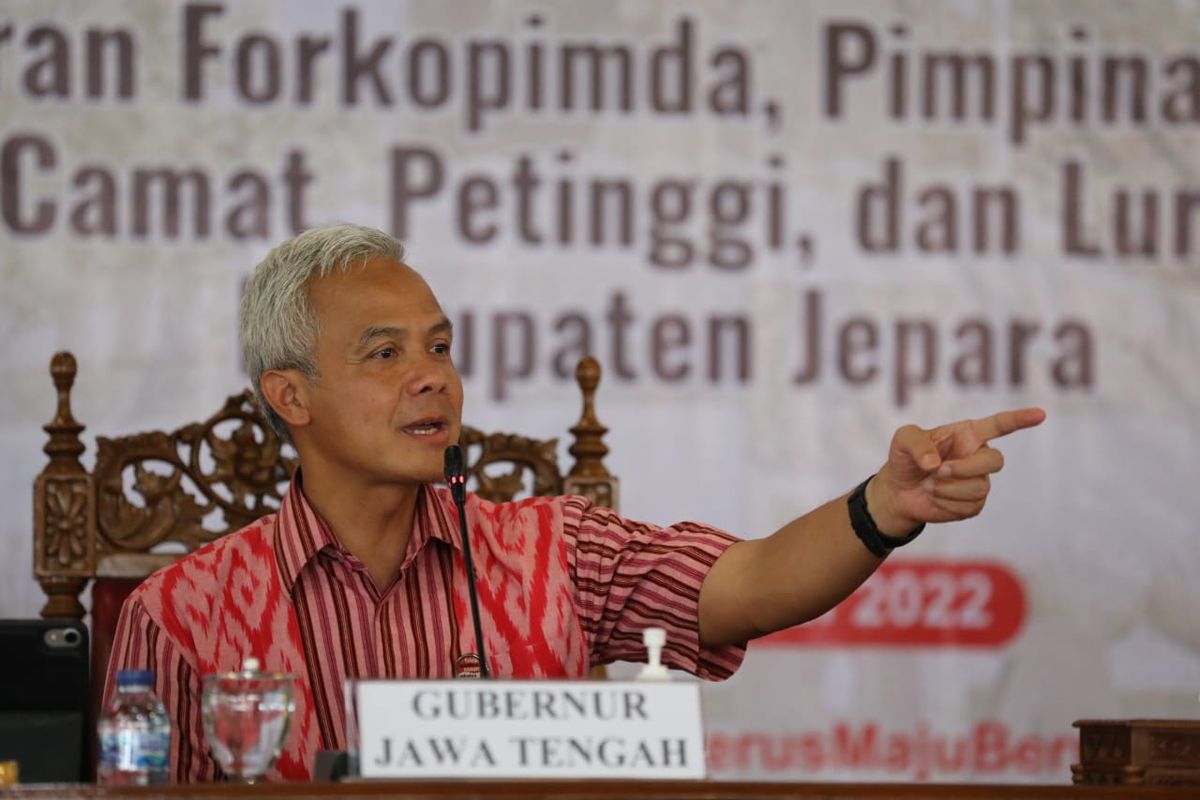 Gubernur Jawa Tengah Ganjar Pranowo saat memberikan arahan kepada Pj Bupati Jepara di Kabupaten Jepara, Selasa (31/5/2022)