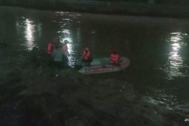 Proses pencarian bocah tenggelam di sungai Inspeksi Kampung Pulo, Jakarta Timur, Kamis (28/10/2020)