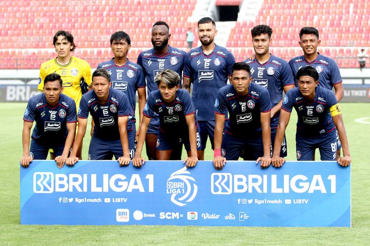 Pemain Arema FC foto bersama sebelum laga pekan ke-26 Liga 1 2023-2024 melawan Persija Jakarta yang berakhir dengan skor 3-2 di Stadion Kapten I Wayan Dipta Gianyar, Senin (26/2/2024) sore.
