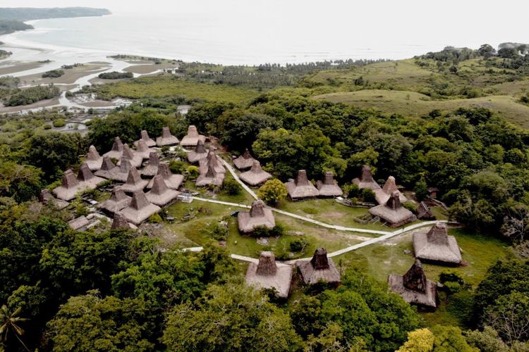 Kampung Adat Waru Wora, di Desa Patijala Bawa, Kecamatan Lamboya, Kabupaten Sumba Barat, Pulau Sumba, NTT.