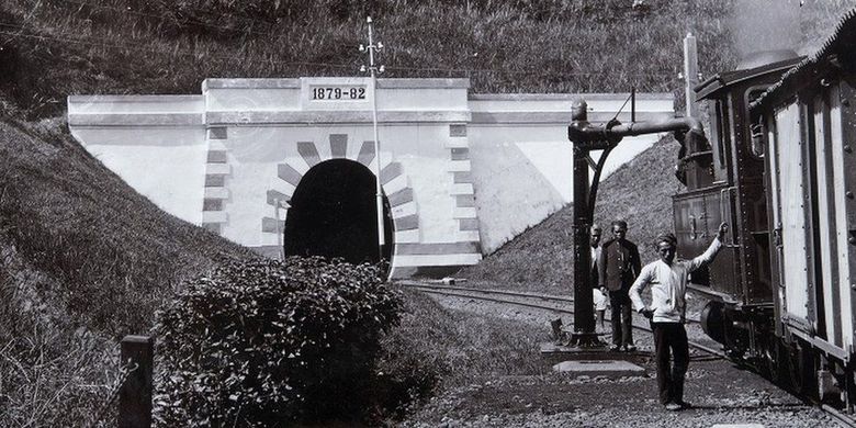 Terowongan Lampegan adalah terowongan kereta api pertama di Hindia Belanda. 