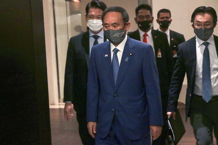 Perdana Menteri Jepang Yoshihide Suga (kedua kiri) berjalan menuju ruangan untuk bertemu dengan  Asosiasi Alumni Jepang di Indonesia (PERSADA) di Jakarta, Rabu (21/10/2020). Dalam kunjungannya ke Indonesia, PM Jepang menegaskan kembali kemitraan strategis dengan Indonesia dan komitmen meningkatkan kerja sama dengan ASEAN.