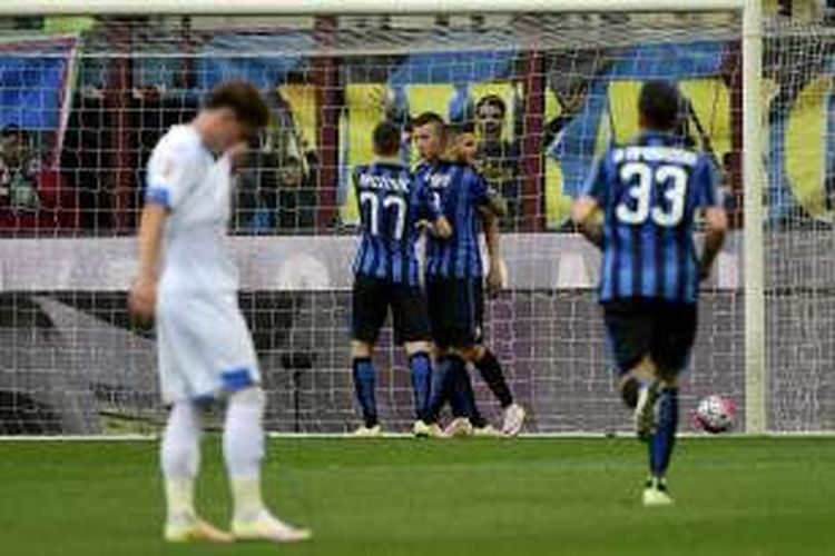 Para pemain Internazionale Milan merayakan gol ke gawang Empoli, pada lanjutan Serie A di Stadion Giuseppe Meazza, Sabtu (7/5/2016) waktu setempat.