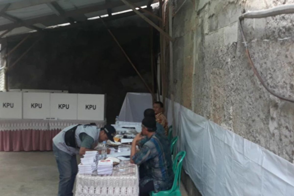 Suasana Pemungutan Suara Lanjutan (PSL) Pemilu 2019 di TPS 166, Kelurahan Aren Jaya, Kecamatan Bekasi Timur, Kota Bekasi, Minggu (21/4/2019).