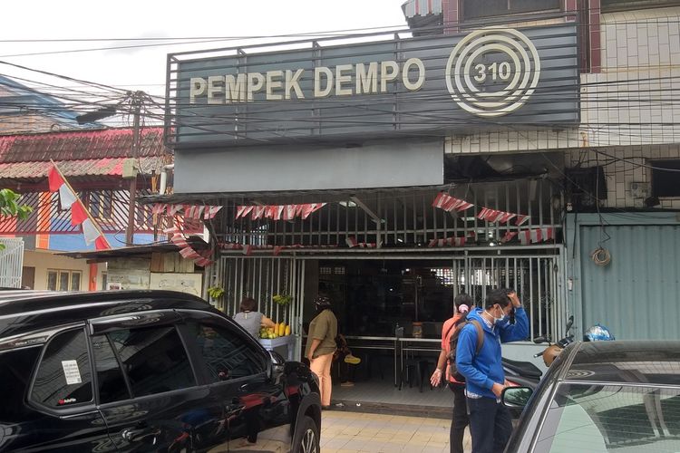 Tempat makan Pempek Dempo 310 di jalan Lingkaran 1 Nomor 438 Kelurahan 15 Ilir Palembang, Sumatera Selatan.