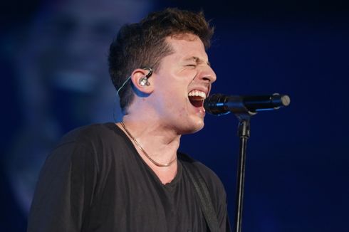 Charlie Puth Memukau Penonton dengan Suara Tingginya