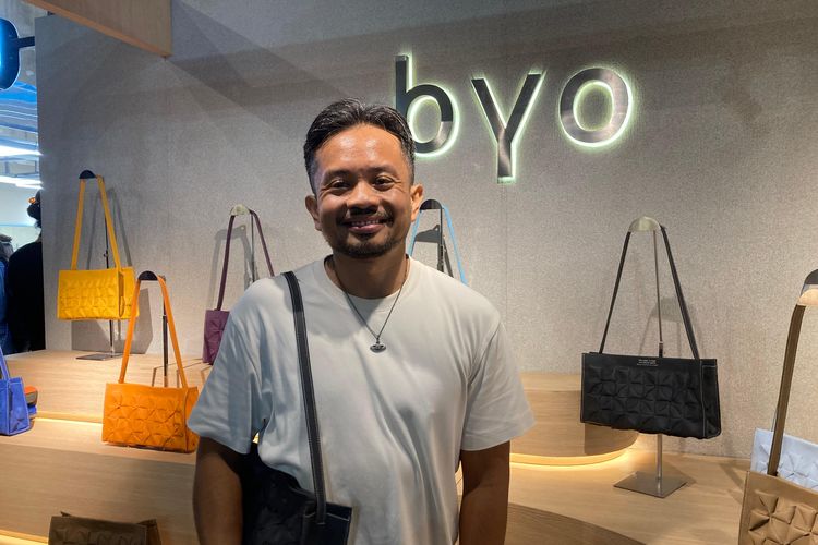 Pendiri sekaligus desainer BYO, Tommy Ambiyo Tedji, saat ditemui dalam sesi private opening brightspotCITY di Agora Mall, Jakarta Pusat, Selasa (26/5/2026). BYO adalah jenama tas lokal yang terinspirasi dari kesukaan Tommy akan fiksi ilmiah.