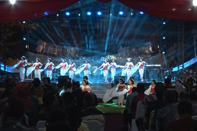 Umat Hindu menampilkan seni tari di kompleks Candi Prambanan sebagai bagian dari rangkaian kegiatan Festival Moderasi Beragama, Kamis (1/12/2022).