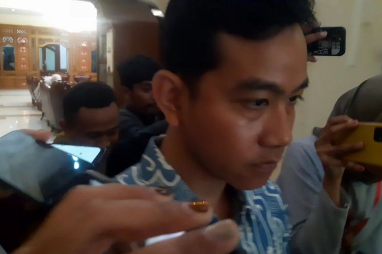 Wali Kota Solo Gibran Rakabuming Raka kembali masuk kantor di Balai Kota Solo, Jawa Tengah, Kamis (18/1/2024).