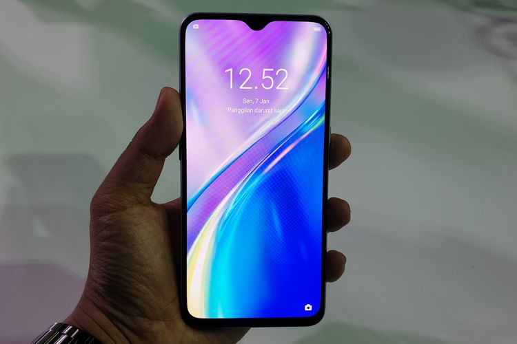 Realme XT dalam genggaman, layar memiliki desain notch waterdrop.