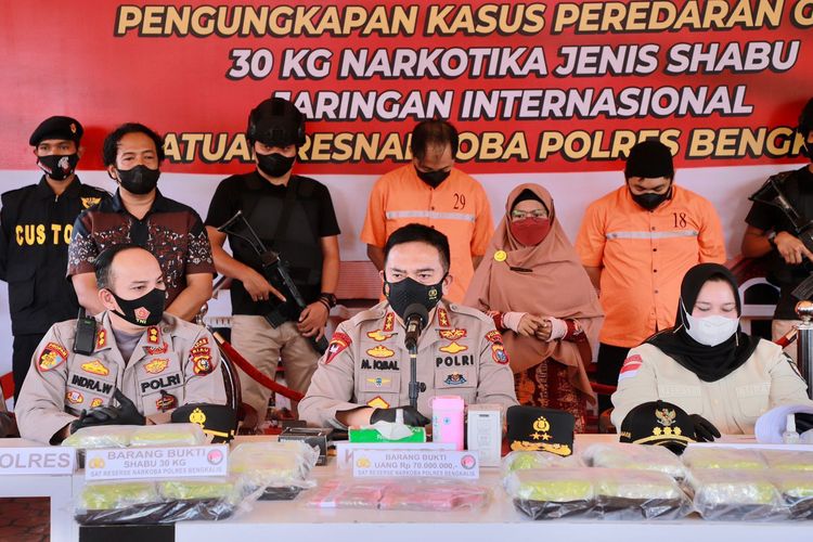 Kapolda Riau, Irjen Muhammad Iqbal hadir langsung konferensi pers pengungkapan kasus narkotika jaringan internasional oleh Polres Bengkalis, di Kabupaten Bengkalis, Riau, Jumat (11/2/2022).