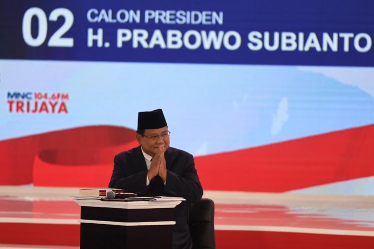 Capres nomor urut 02 Prabowo Subianto mengikuti debat capres 2019 putaran kedua di Hotel Sultan, Jakarta, Minggu (17/2/2019). Debat kedua yang hanya diikuti capres yakni capres nomor urut 01 Joko Widodo dan capres 02 Prabowo Subianto tanpa wapresnya itu mengangkat tema energi dan pangan, sumber daya alam dan lingkungan hidup, serta infrastruktur. 