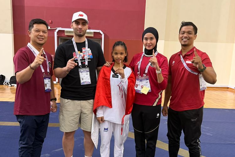 Atlet taekwondo Indonesia, Balqis Nur Afiati (tengah), berfoto bersama tim setelah meraih medali emas kategori kadet U47 putri pada Qatar Taekwondo International Open Championship 2026 di Doha, Qatar, Senin (19/10/2026).