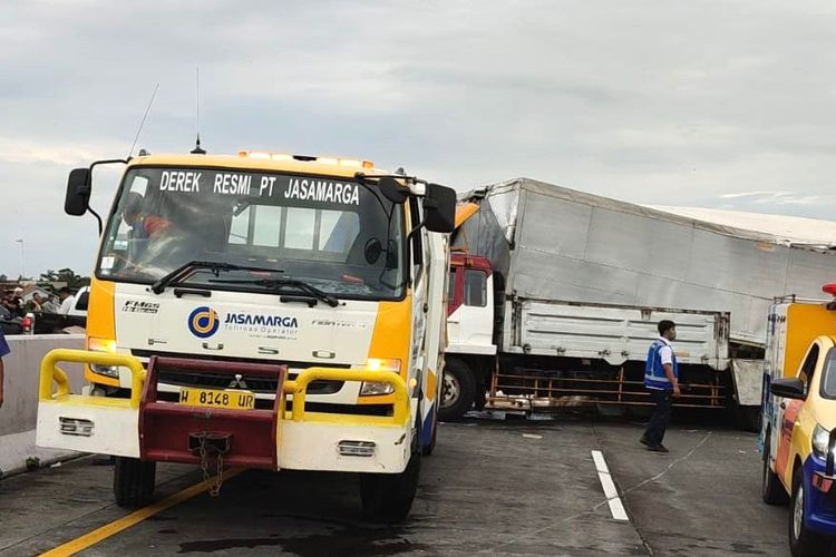 JATIM - Kronologi Tabrakan Bus dan truk di Ruas Tol Malang-Pandaan  KM 77. Akibat truk mundur di tanjakan. 