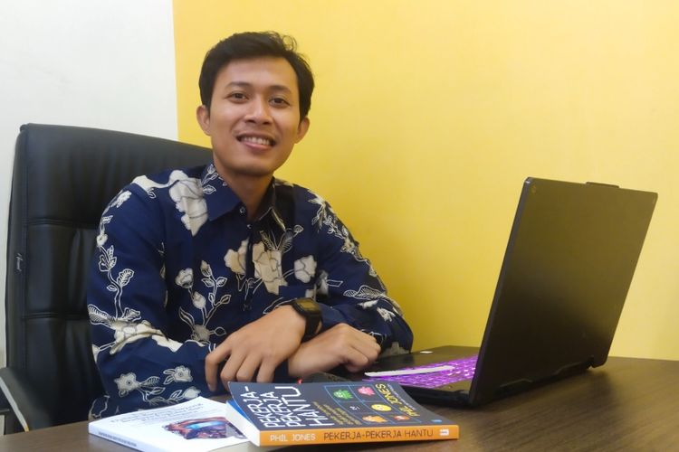 Dosen sekaligus Kepala Pusat Teknologi Informasi (PTI) UM Surabaya, Lukman Hakim mengaku kehidupannya berubah drastis yang saat itu pernah menjadi cleaning service hingga jadi dosen.