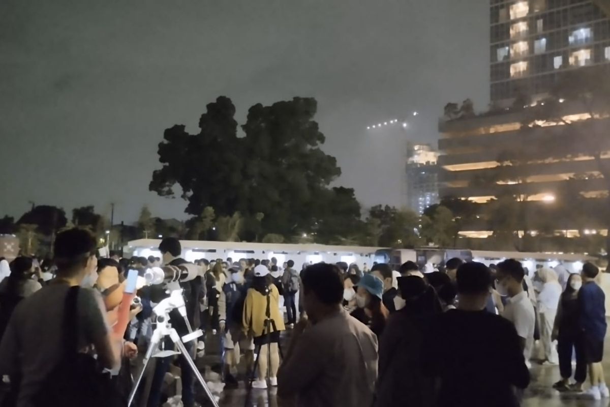 Antusias warga Jakarta mengamati fenomena alam gerhana bulan total di Planetarium dan Observasi Jakarta (OJK), Taman Ismail Marzuki, Selasa (8/11/2022)