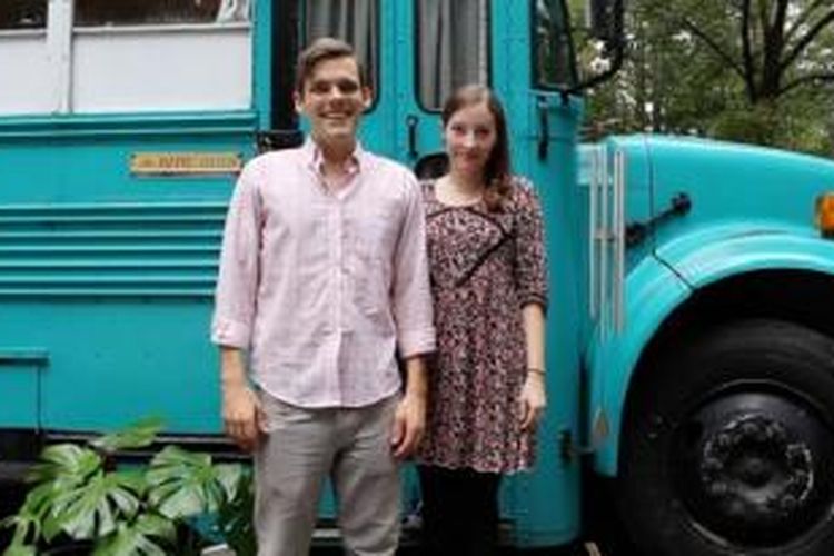 Andrew dan Julie Puckett, pasangan kreatif asal Atlanta sukses mengubah bis tua Bluebird 1990 menjadi rumah mobil yang nyaman.