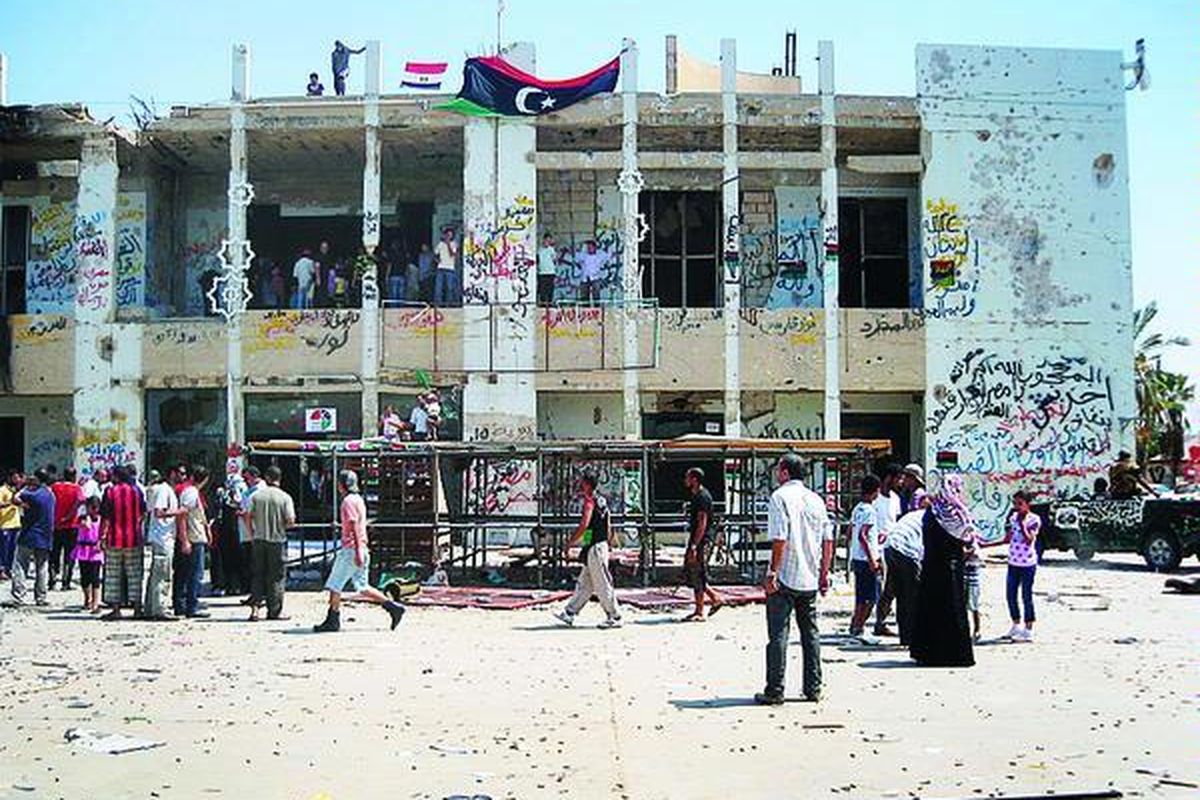 Warga setempat yang berbaur dengan tentara oposisi melihat kompleks kediaman pemimpin Libya, Moammar Khadafy, di Bab al-Aziziya.