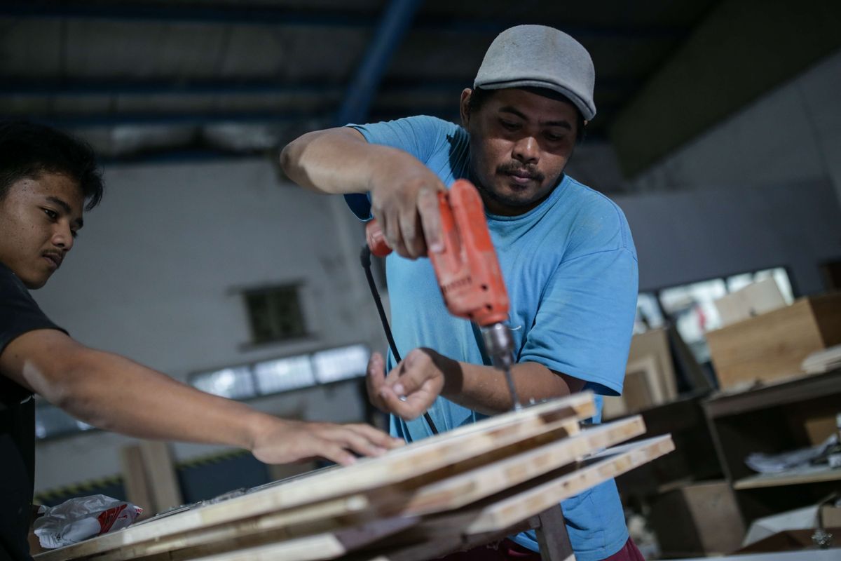 Pekerja menyelesaikan pesanan kitchen set di bengkel Usaha Mikro Kecil dan Menengah (UMKM) Eksentrik, Kabupaten Bogor, Rabu (9/11/2022). Badan Pusat Statistik (BPS) melaporkan ekonomi Indonesia pada Kuartal III-2022 tumbuh sebesar 5,72 persen secara tahunan.