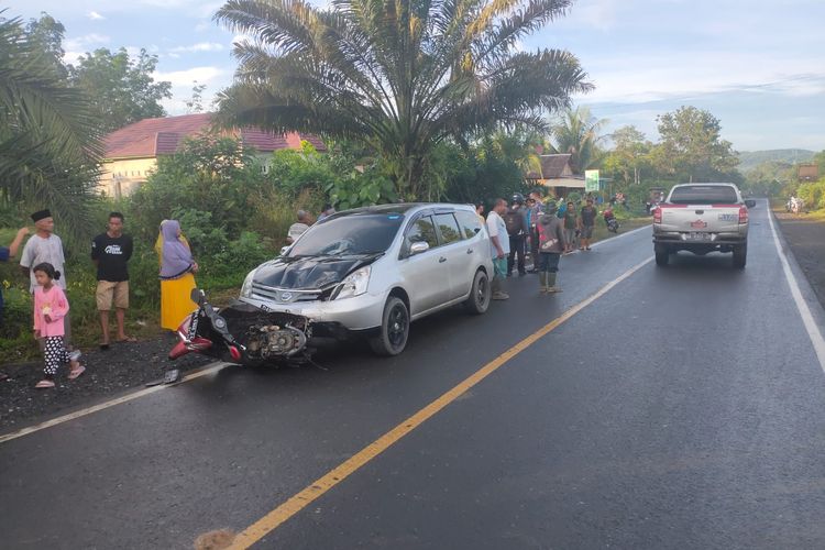 Sepeda motor dan mobil di Tanah Bumbu, Kalsel tabrakan menyebabkan pengendara sepeda motor tewas ditempat kejadian, Jumat (17/6/2022). 