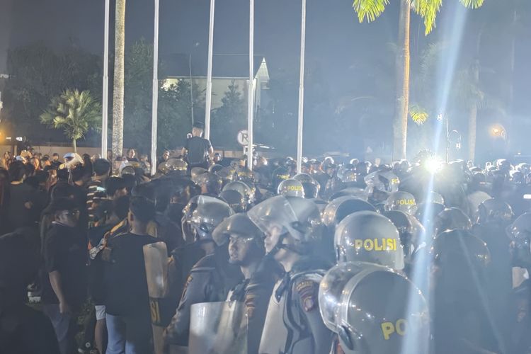 Massa Bertahan hingga Malam di DPRD Kaltim, Tokoh Adat Sampaikan Petisi Kedaulatan Warga
