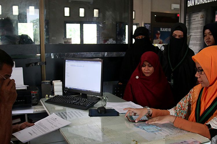 Petugas Pelayanan Pengaduan Polda Aceh menerima laporan dari Aliansi Muslimah Aceh yang melaporkan Sukmawati Soekarnoputri terkait puisi Ibu Indonesia yang dibacakan dalam acara peringatan 29 tahun Anne Avantie Berkarya. Kamis (5/4/2018).