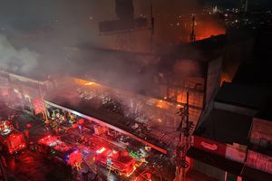 Kebakaran Rita Pasaraya Cilacap, Damkar Masih Lakukan Pemadaman