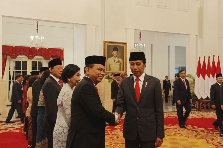 Presiden Joko Widodo memberikan selamat kepada Menkominfo yang baru dilantik, Budi Arie Setiadi di Istana Negara, Senin (17/7/2023).