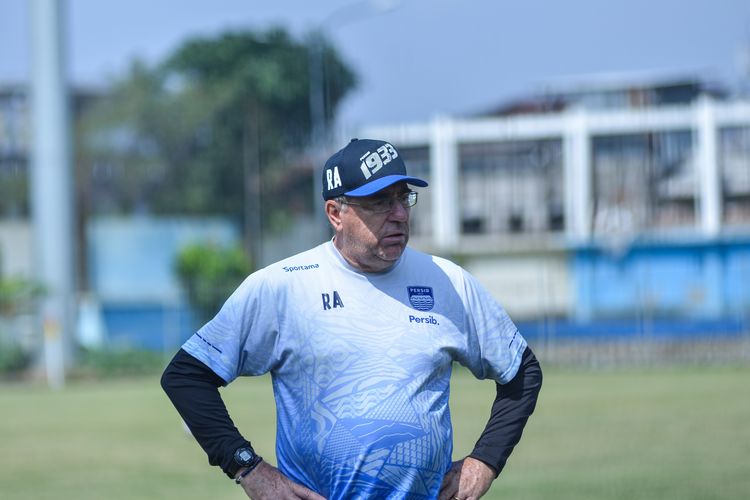 Robert Rene Alberts saat memipin latihan Persib di Stadion Persib, Sidolig, Bandung, Selasa (2/8/2022) usai kalah dari Madura United. Terkini, Robert Rene Alberts menyatakan mundur dari kursi kepelatihan Persib Bandung pada Rabu (10/8/2022).
