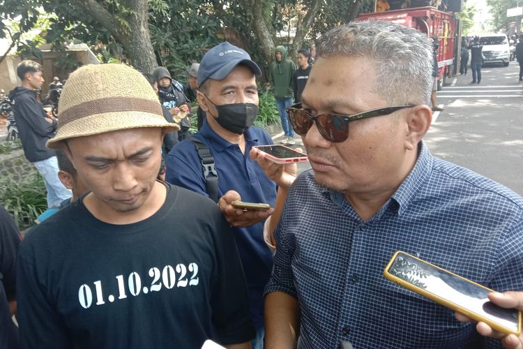 Ketua Tim Advokasi Tragedi Kanjuruhan, Imam Hidayat (kanan) usai mengikuti aksi damai di depan Kantor Kejaksaan Negeri Kota Malang pada Senin (31/10/2022). 