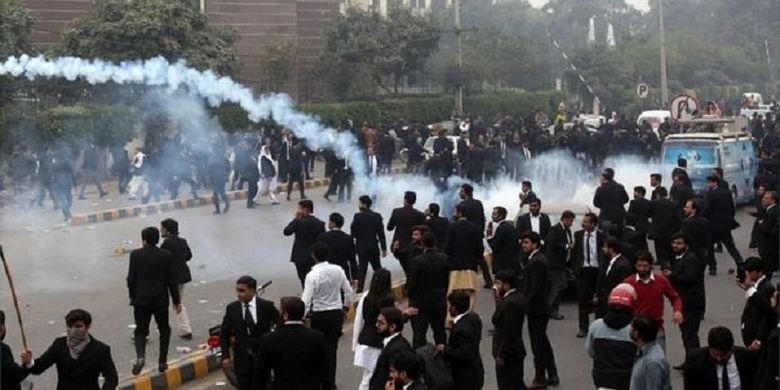 Polisi Pakistan menembakkan gas air mata ke arah massa pengacara yang menyerang rumah sakit pada Rabu (11/12/2019). Tiga pasien dilaporkan meninggal buntut pertikaian pengacara dan dokter tersebut.