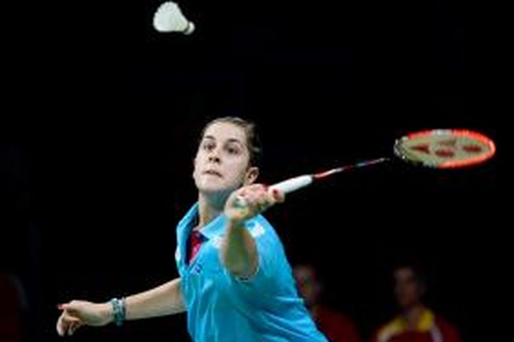 Pebulu tangkis Spanyol, Carolina Marin, mengembalikan kok ke arah pemain Taiwan, Tai Tzu Ying, pada laga perempat final Kejuaraan Dunia 2014 di Ballerup Super Arena, Kopenhagen, Jumat (29/8/2014).