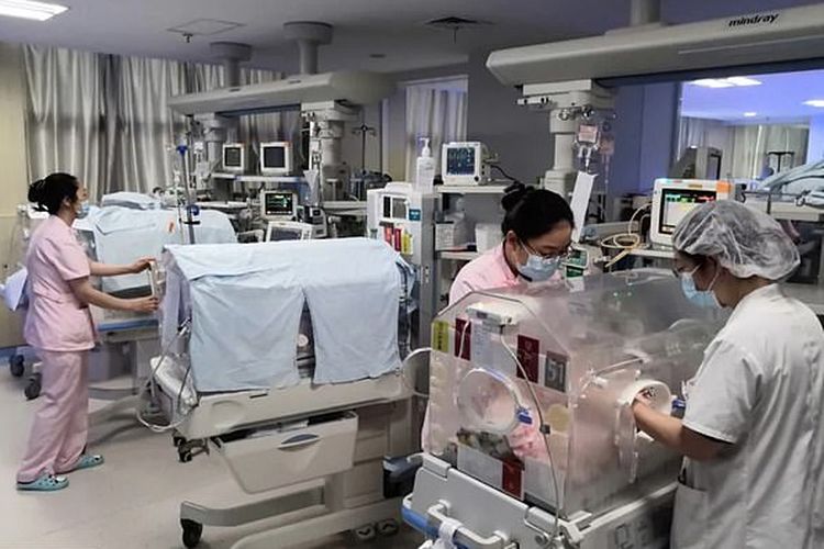Bayi kembar empat yang lahir di rumah sakit Provinsi Hubei, China, pada Rabu (12/8/2020), ditempatkan ke bangsal neonatal dan dibantu ventilator untuk bernapas karena lahir prematur.