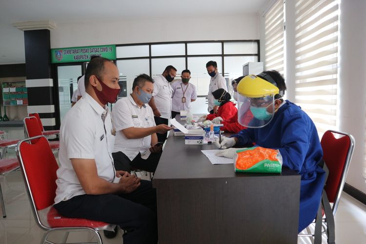 Sejumlah pegawai di Kantor Pemerintah Kabupaten Jombang, Jawa Timur, mengikuti Rapid Test, di ruang Media Center Gugus Tugas Covid-19 Kabupaten Jombang, Rabu (22/7/2020).