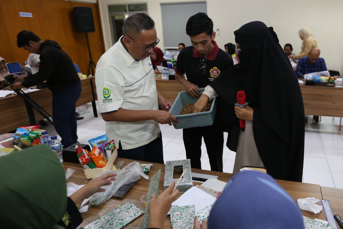 Garudafood bersama pemuda Karang Taruna Desa Sukobubuk Pati dan lebih dari 20 bank sampah Pati, Jawa Tengah, melakukan pengelolaan limbah sampah organik maupun an-organik.