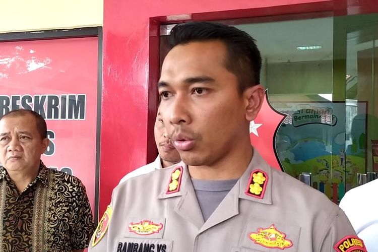 Kapolres Banyumas AKBP Bambang Yudhantara Salamun memberi keterangan kepada wartawan di Kantor Satreksrim Polres Banyumas, Jawa Tengah, Senin (26/8/2019).