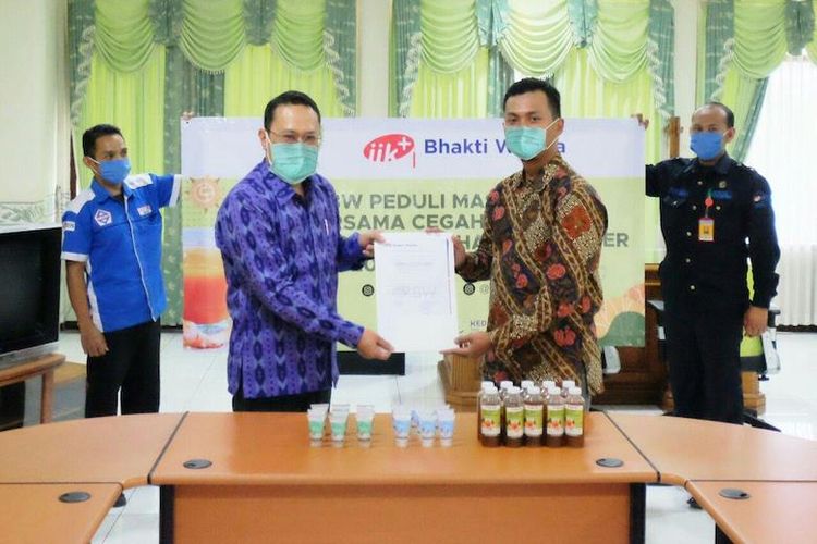 Program membagikan jamu dan hand sanitizer gratis