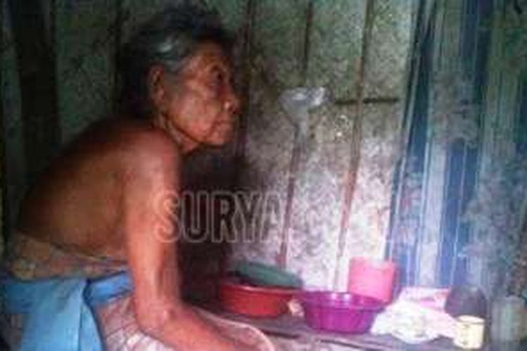 Mbok Paini, nenek umur 70 tahun, di Dusun Paras, Desa Turipinggir, Kecamatan Megaluh, Jombang. 