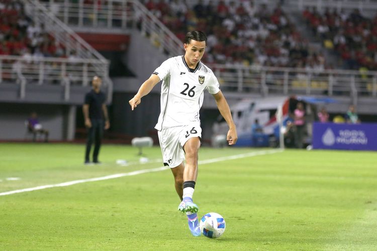 Pemain timnas Indonesia Miliano Jonathans saat laga FIFA Matchday melawan Lebanon yang berakhir dengan skor 0-0 di Stadion Gelora Bung Tomo Surabaya, Jawa Timur, Senin (8/9/2025) malam.