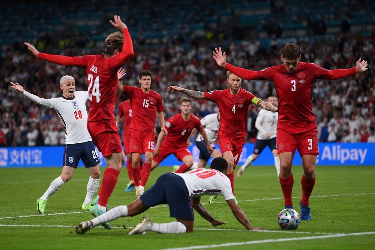 Pemain Inggris Raheem Sterling (tengah) terjatuh yang berujung pada pemberian penalti pada laga semifinal Euro 2020 antara Inggris vs Denmark di Stadion Wembley di London pada 7 Juli 2021.