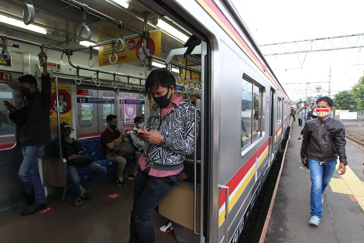 Suasana di dalam Kereta Rel Listrik (KRL) Commuter Line di Stasiun Kota Bogor, Selasa (9/6/2020). Pihak stasiun menerapkan protokol kesehatan kepada petugas dan penumpang antara lain penerapan pembatasan jumlah kapasitas penumpang di dalam gerbong KRL untuk mengurangi penyebaran virus Covid-19.