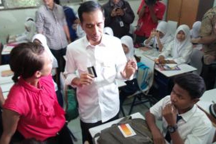Gubernur DKI Jakarta Joko Widodo saat meninjau penerima Kartu Jakarta Pintar di SMPN 277, Koja, Jakarta Utara.