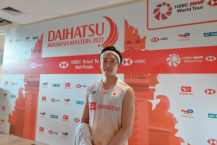 Kento Momota usai meraih kemenangan atas Tommy Sugiarto pada babak 32 besar Indonesia Masters 2021 yang berlangsung di Bali International Convention Centre, Selasa (16/11/2021) siang WITA. 