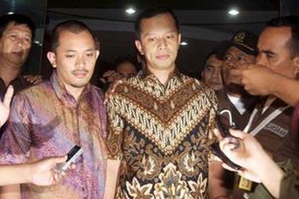Mantan pegawai Ditjen Pajak, Dhana Widyatmika (berbatik cokelat), keluar ruang pemeriksaan Tindak Pidana Khusus, Kejaksaan Agung, Jakarta, Kamis (1/3/2012). Tersangka kasus dugaan korupsi dan pencucian uang tersebut diperiksa lebih kurang 10 jam terkait rekening gendut yang dilaporkan Pusat Pelaporan dan Analisis Transaksi Keuangan (PPATK).