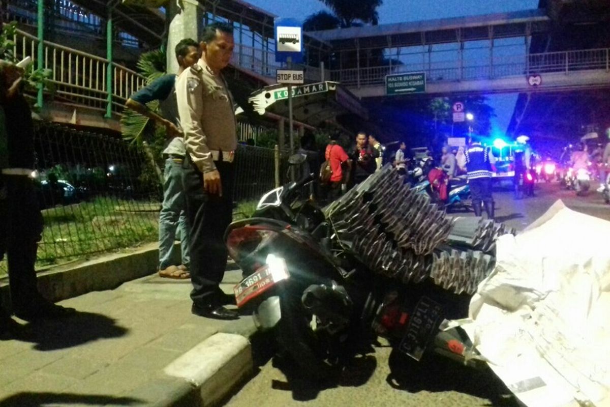 Sepeda motor yang tertimpa muatan baja ringan di Jalan Yos Sudarso, Jakarta Utara, Selasa (15/8/2017).