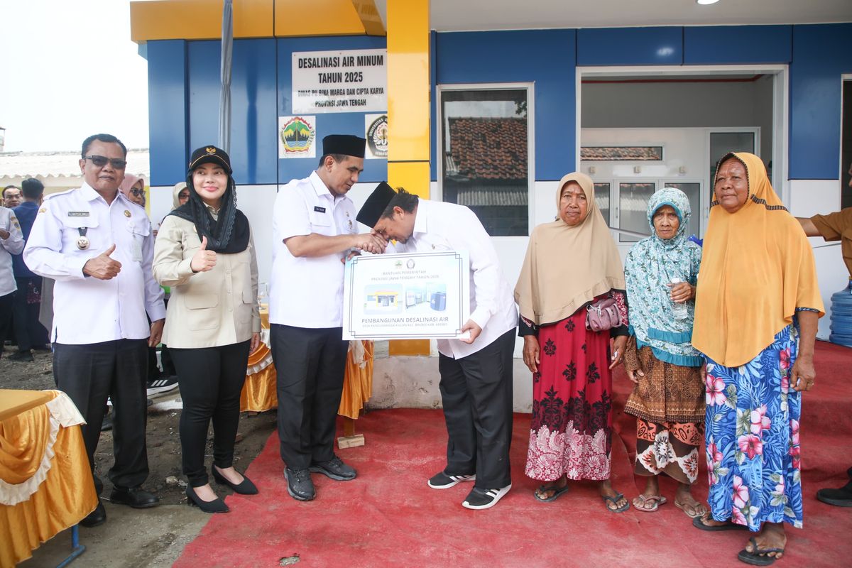 Wakil Gubernur Jateng Taj Yasin saat meresmikan instalasi desalinasi air di Desa Randusanga Kulon, Kecamatan Brebes, Rabu (30/9/2025).
