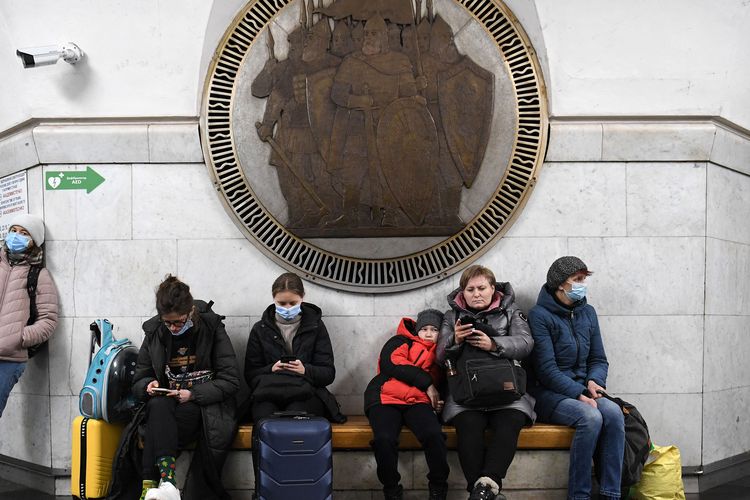 Orang-orang berkerumun di stasiun kereta bawah tanah Kiev.